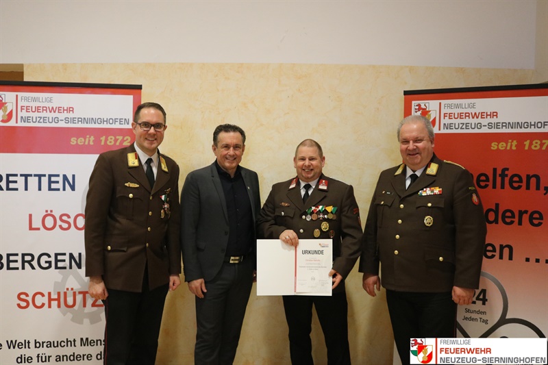 Feuerwehr-Verdienstmedaille des Bezirkes Steyr-Land in Silber für Christian Rahofer