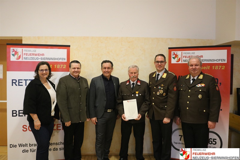 Feuerwehrverdienstmedaille für 40-jährige Tätigkeit bei der Feuerwehr für Franz Pinezits