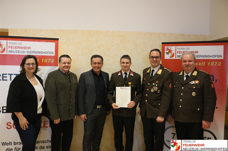 Feuerwehrverdienstmedaille für 25-jährige Tätigkeit bei der Feuerwehr für Patrick Wengbauer