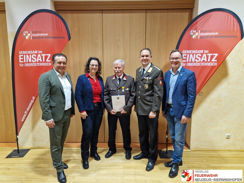 Verdienstkreuz der Marktgemeinde Sierning in Gold für Franz Pinezits