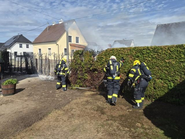 Brandeinsatz - Heckenbrand